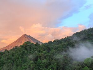 Deslizarse por el dosel del bosque lluvioso en Arenal